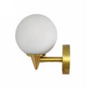 Aplique de pared de latón con ángulo recto y globo de cristal
