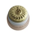 Conmutador porcelana base madera natural tapa grabada oro