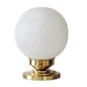 Lámpara de mesa en latón con globo de cristal