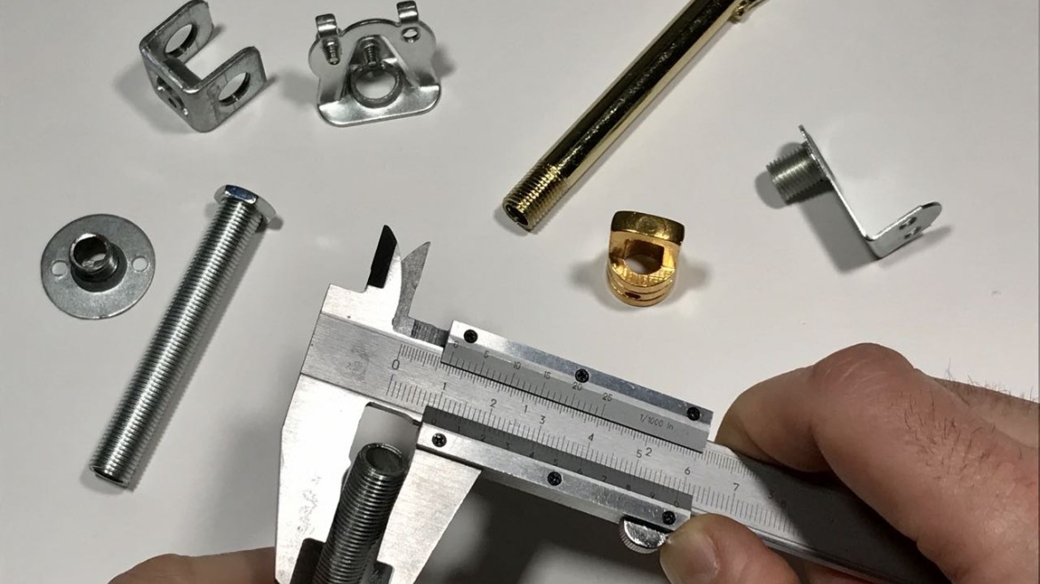 La métrica 10/100 o paso universal de accesorios para lámparas