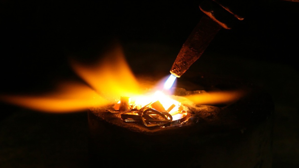 Crea tu propia lámpara: el latón y el hierro como materiales principales